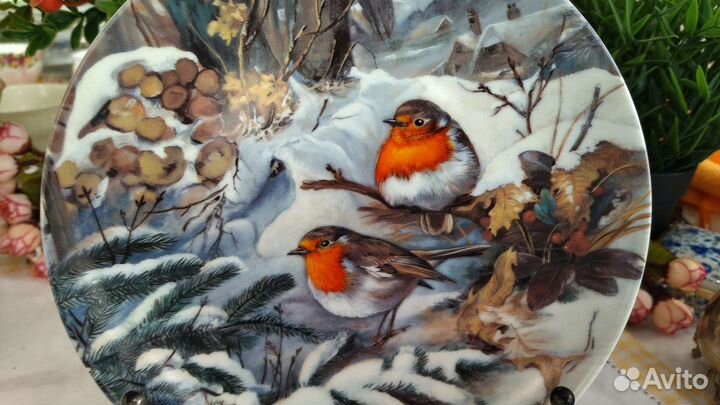 Тарелка серии Птицы зимой Малиновка на снегу