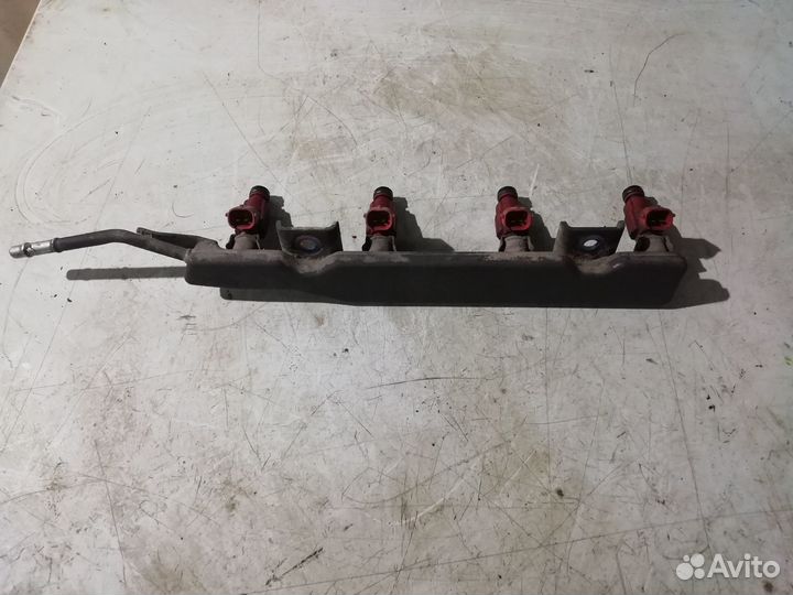 Топливная рейка с форсунками Nissan Primera P12