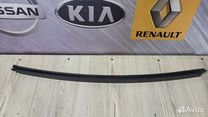 Направляющая стекла Renault sandero 2 Лев