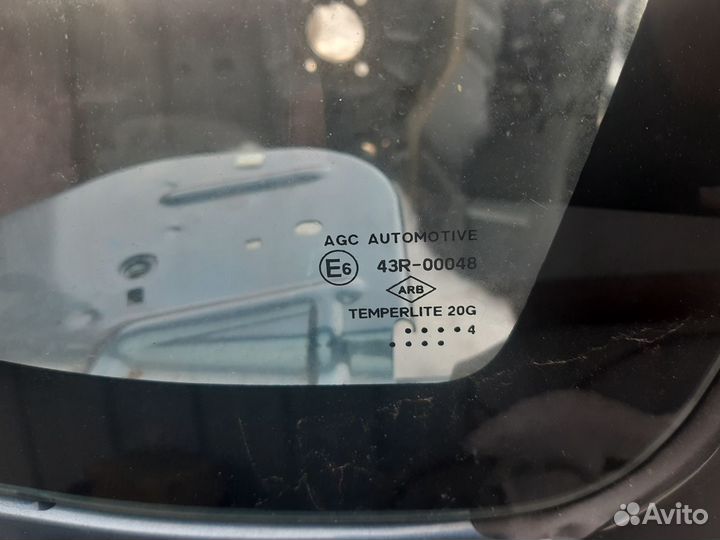 Стекло кузовное глухое правое Nissan Terrano D10