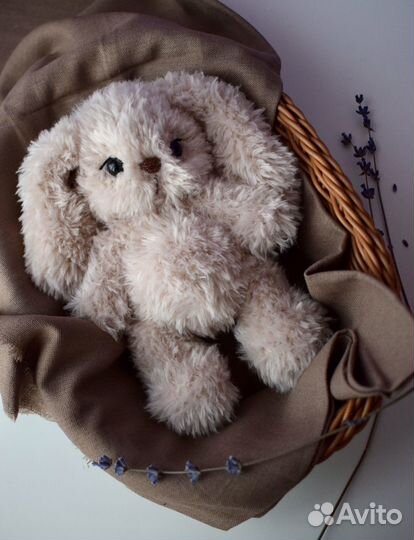 Вязаный зайка ручной работы