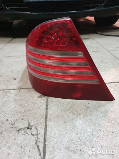 Задний фонарь w220
