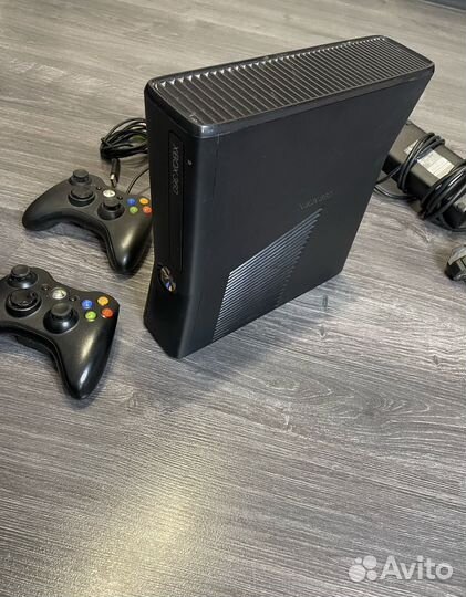 Xbox 360 Slim / 2 джоя / 2 диска