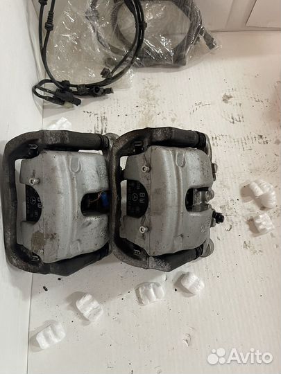 Суппорта тормозные передние на Mercedes G350