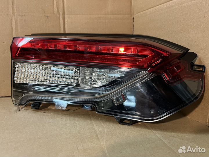 Задний левый фонарь в крышку Toyota RAV4 xa 50