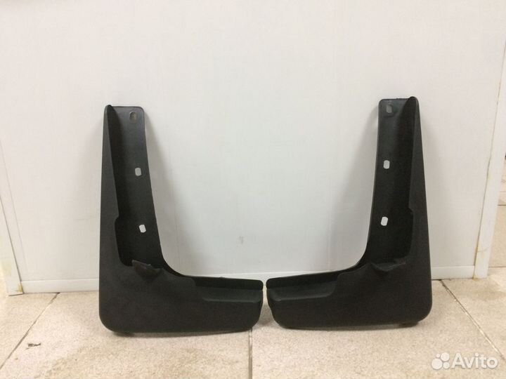 Брызговик передний Nissan