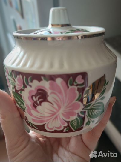 Фарфоровые чайные чашки с блюдцами и сахарницей