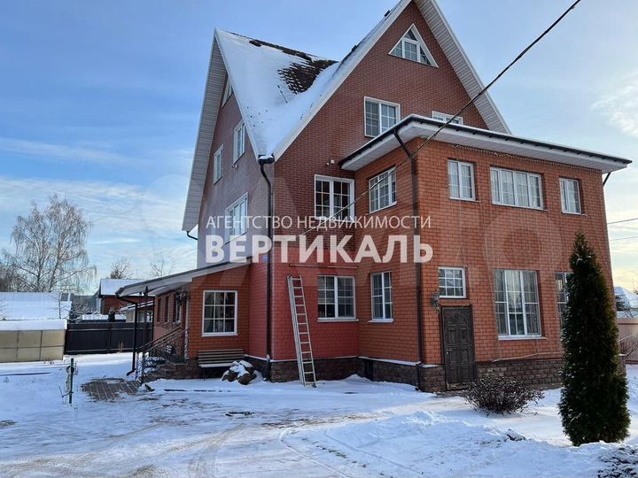 Дом 549 м² на участке 27,4 сот.