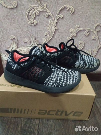 Продам кроссовки Nike для девочки 34р и 35р