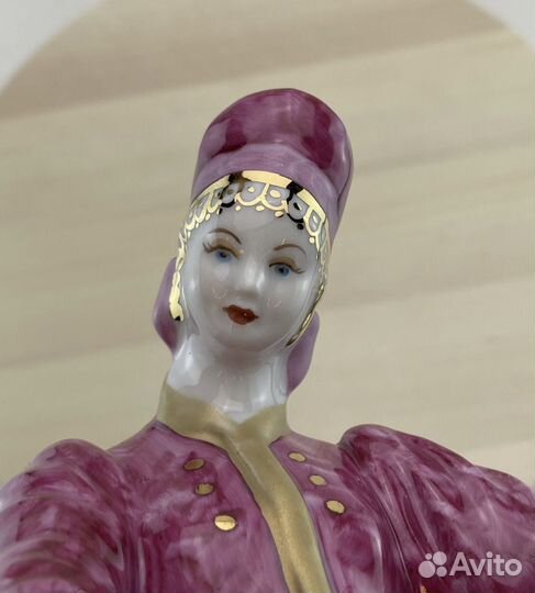 Фарфоровая статуэтка плясунья лебедушки Дулево