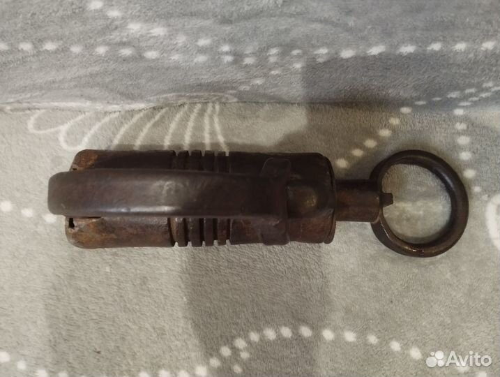 Большой старинный кованный амбарный замок