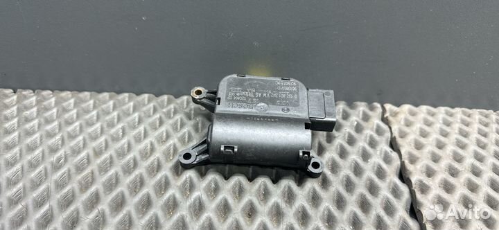 Моторчик заслонки печки Volkswagen Touran 2004