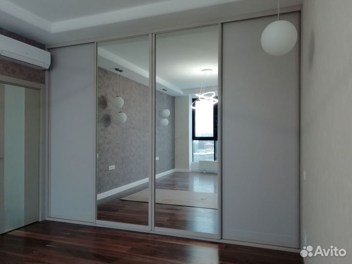 Шкаф купе с корзинами и полками