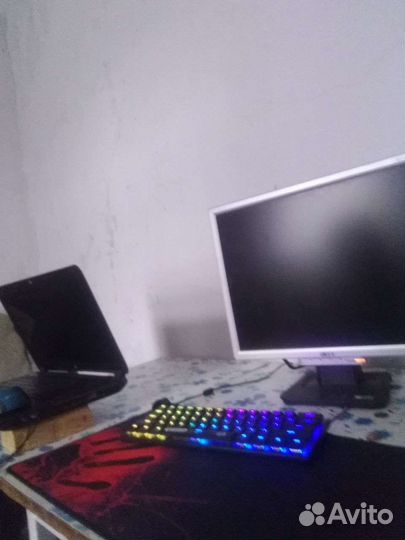 Игровой компьютер с монитором и клавиатурой