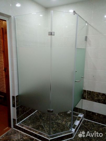 Перегородки из стекла в ванную с дизайном