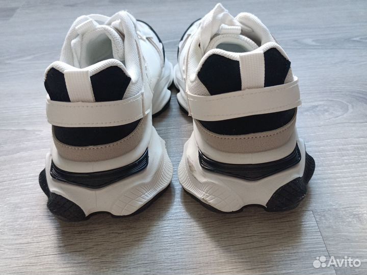 Кроссовки женские