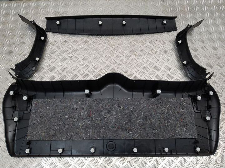 Обшивка двери багажника Mitsubishi Outlander II ре