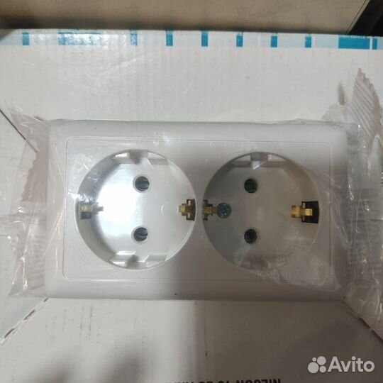 Розетка накладная 2-я с/з и с крышкой