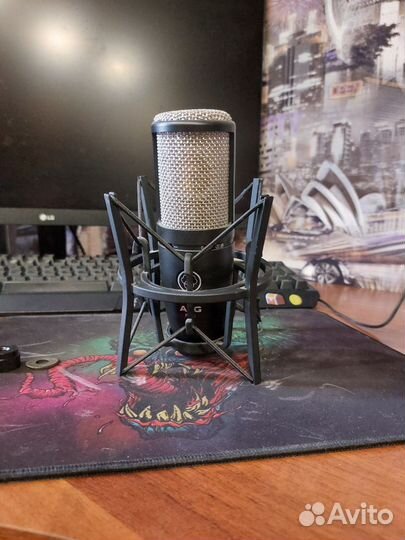 Студийный микрофон akg p220