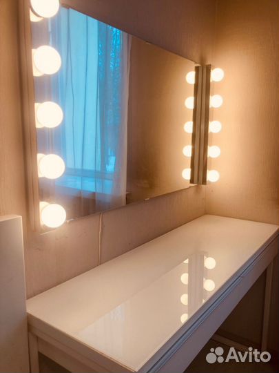 Туалетный столик с зеркалом и подсветкой