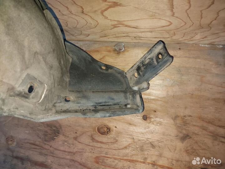 Подкрылок передний правый Toyota Prius 2 NHW20