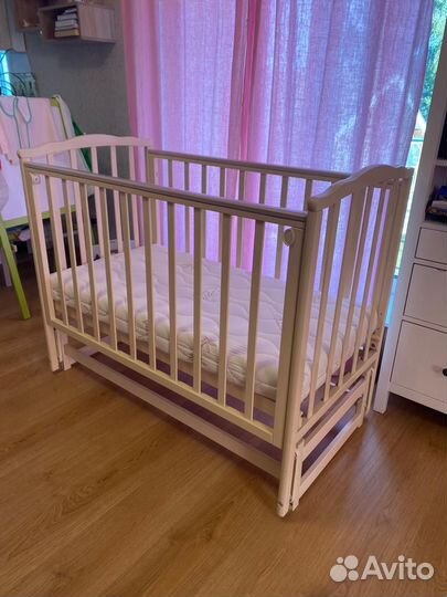 Детская кроватка с продольным маятником