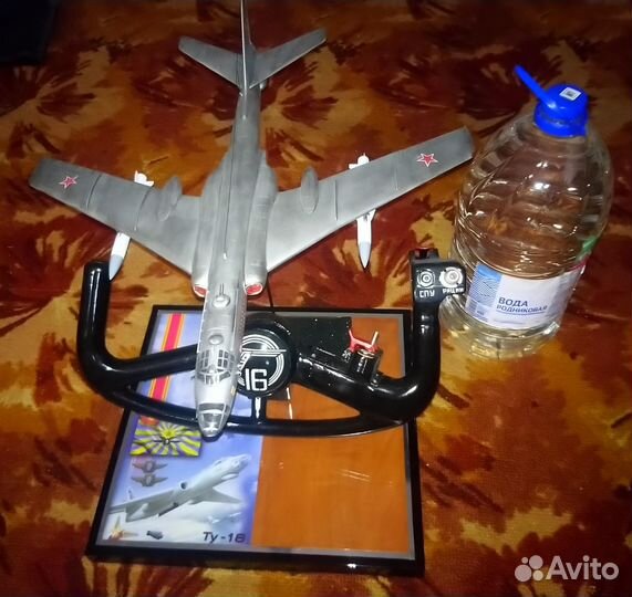 Демонстрационная модель самолёта Ту-16 с штурвалом