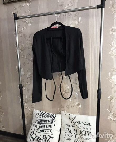 Короткая топ-кофта на завязках