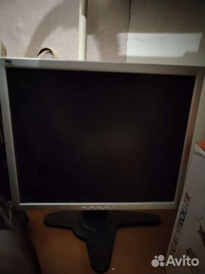 Монитор на поворотной ноге