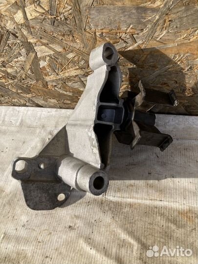Кронштейн правой опоры двигателя Renault Logan