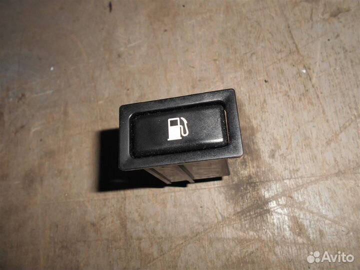 Кнопка открывания лючка бензобака Toyota Avensis