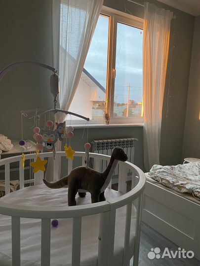 Детская круглая кроватка с маятником и мобилем