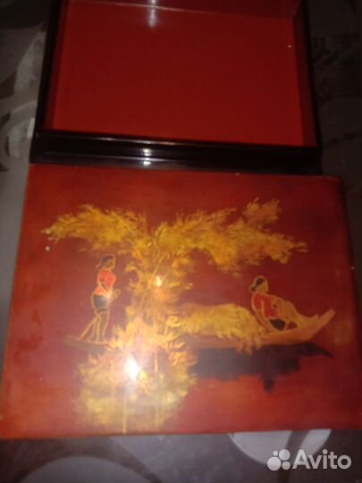 Антикварная из красного лака шкатулка