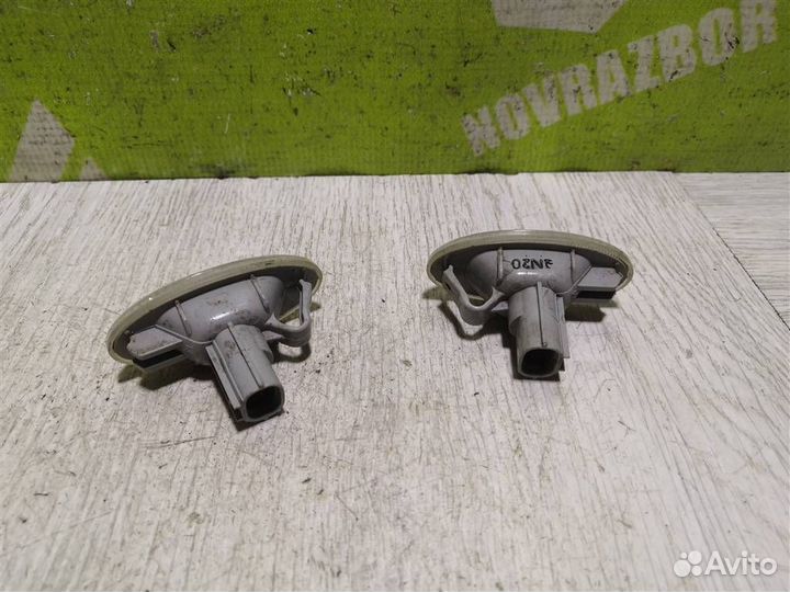 Повторитель на крыло белый Мазда 6