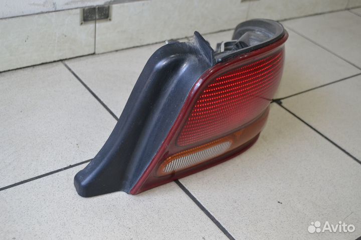 Фонарь задний правый Dodge Stratus 1