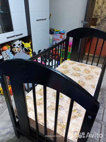 Детская кроватка с маятником