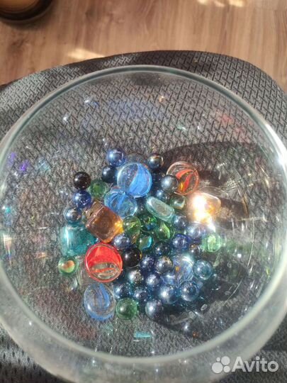 Аквариум круглый с цветными камешками