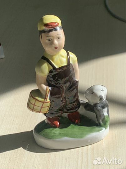 Фарфоровая статуэтка «мальчик с собакой»