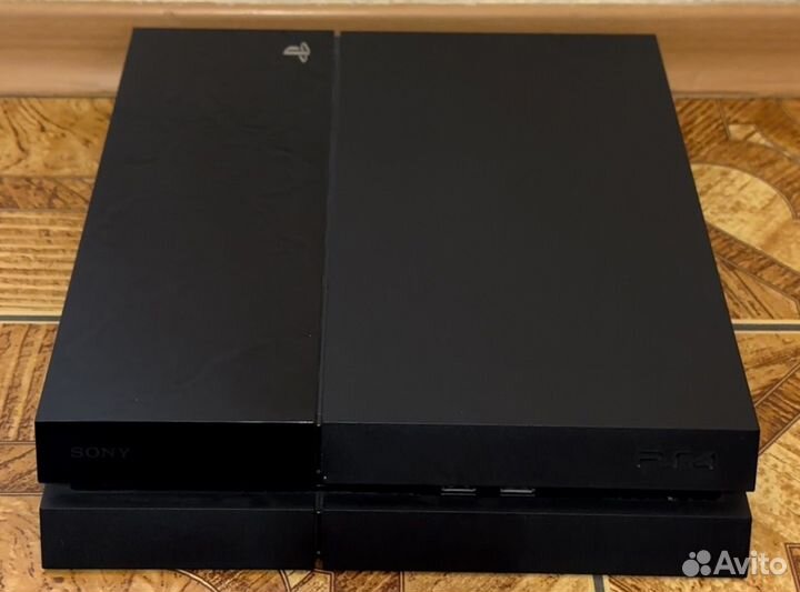 Sony PS4 с видеоиграми дисками