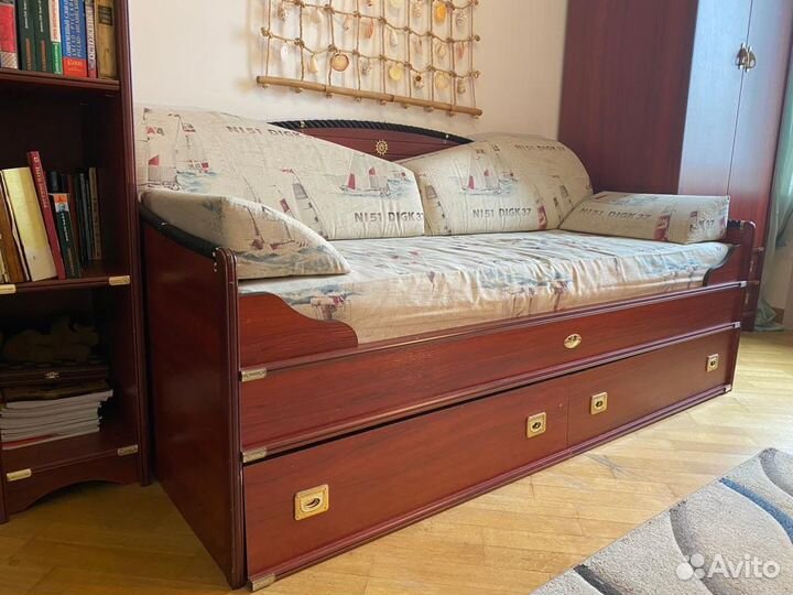 Детская кровать, шкаф, тумба, стол в морском стиле