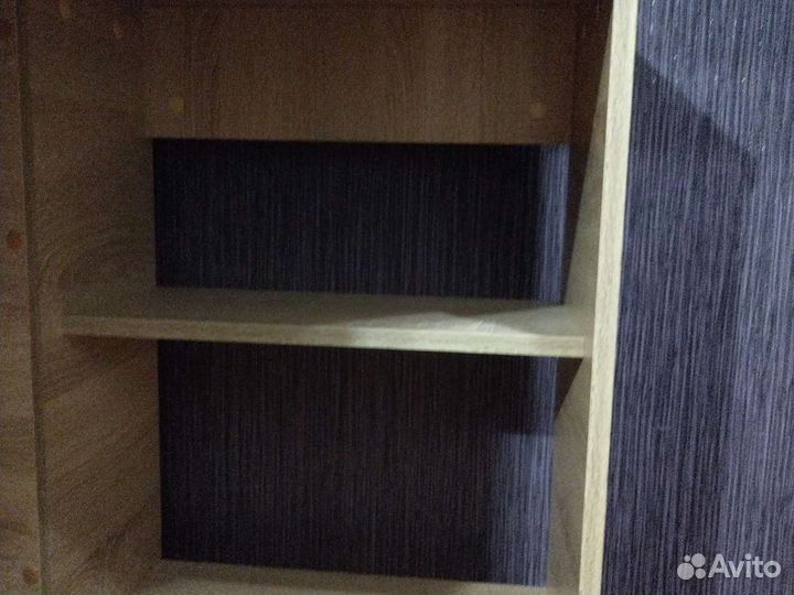 Угловой письменный стол с полками