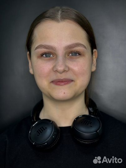 Модель на брови, окрашивание, ламинирование бровей