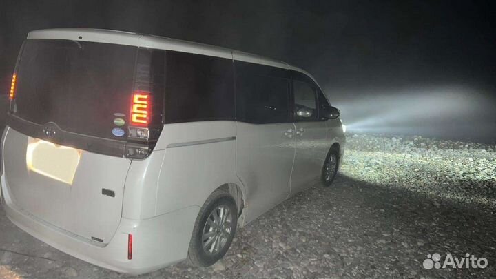 Toyota Voxy 1.8 CVT, 2018, 72 000 км