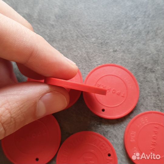 Брелок-жетон метро (карта Тройка) красный