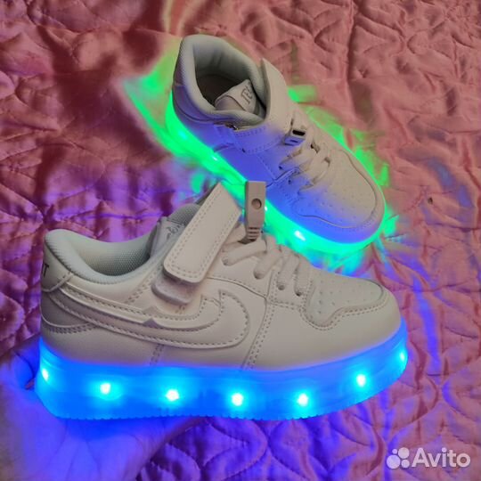 Кроссовки с USB зарядкой