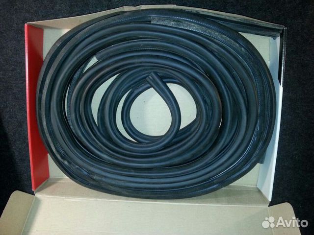 Уплотнитель на дверь renault sandero з образный. Уплотнитель двери сандеро 1. Уплотнитель проема двери рено сандеро. Уплотнительная резинка над дверями рено сандеро ,левая. Уплотнитель двери сандеро 1.