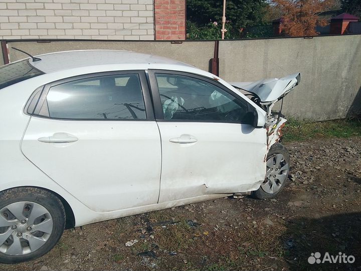 Kia Rio 1.4 МТ, 2014, битый, 80 000 км