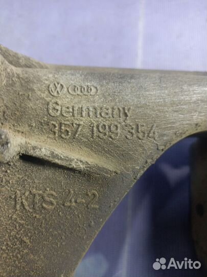 Опора двигателя правая Volkswagen Passat B3