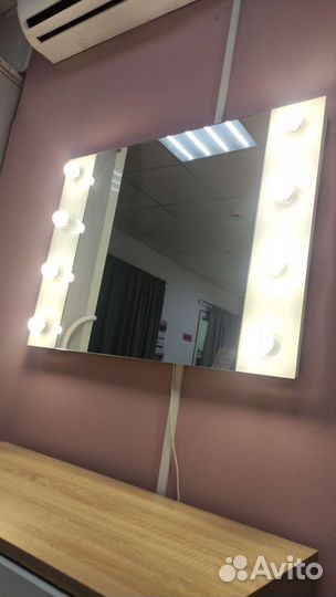 Гримерное зеркало с лампочками