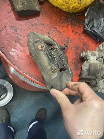 Задние суппорта на mitsubishi pajero sport